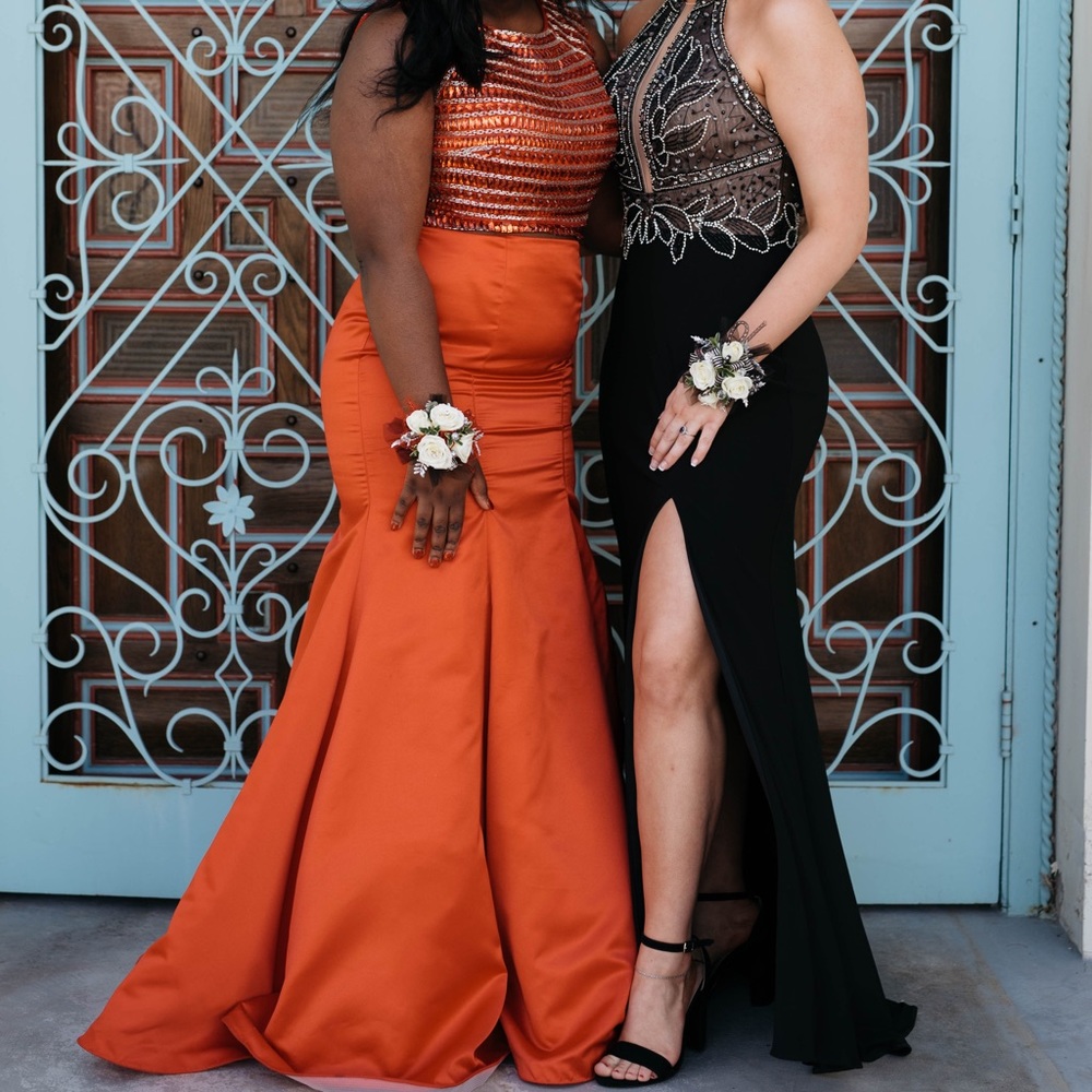 BEAUTIFUL RED FORMAL DRESS